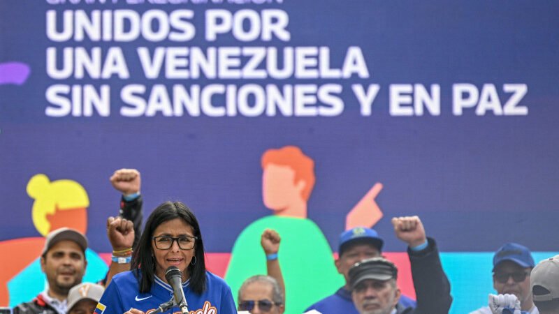 Venezuela aumenta salarios de 26% a 240 dólares mensuales