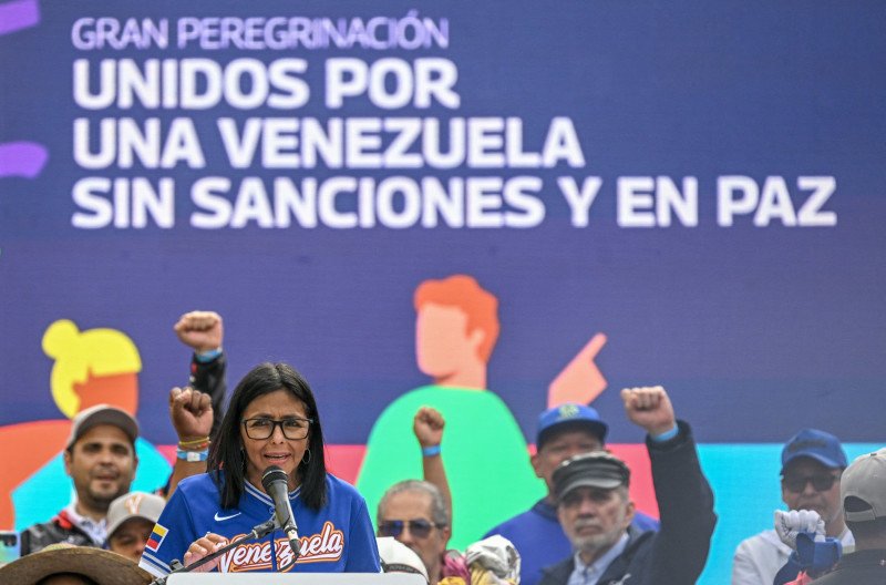 Venezuela aumenta salarios de 26% a 240 dólares mensuales