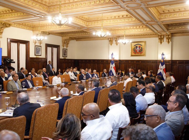 «Populista» y «autoritaria» la reducción de fondos a los partidos políticos