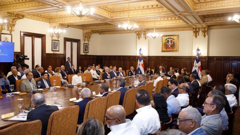 Organizaciones políticas tildan el anuncio de «golpe al vapor» la reducción de fondos