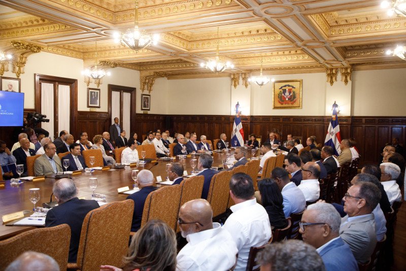 Organizaciones políticas tildan el anuncio de «golpe al vapor» la reducción de fondos