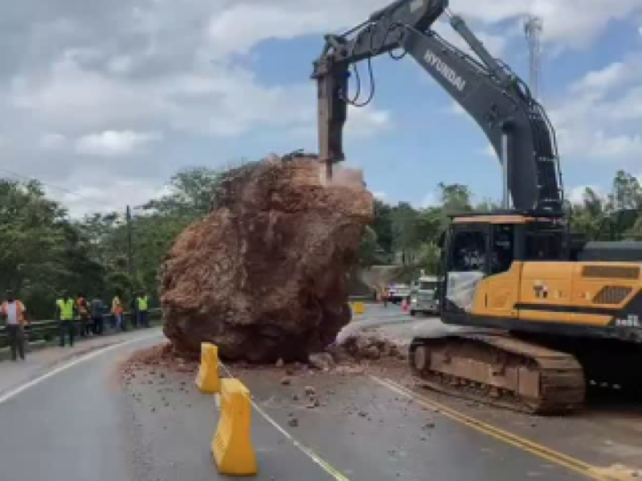 Demuelen roca que caída en carretera Juan Pablo II, próximo a Samaná