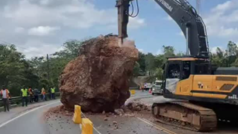 Demuelen roca que caída en carretera Juan Pablo II, próximo a Samaná