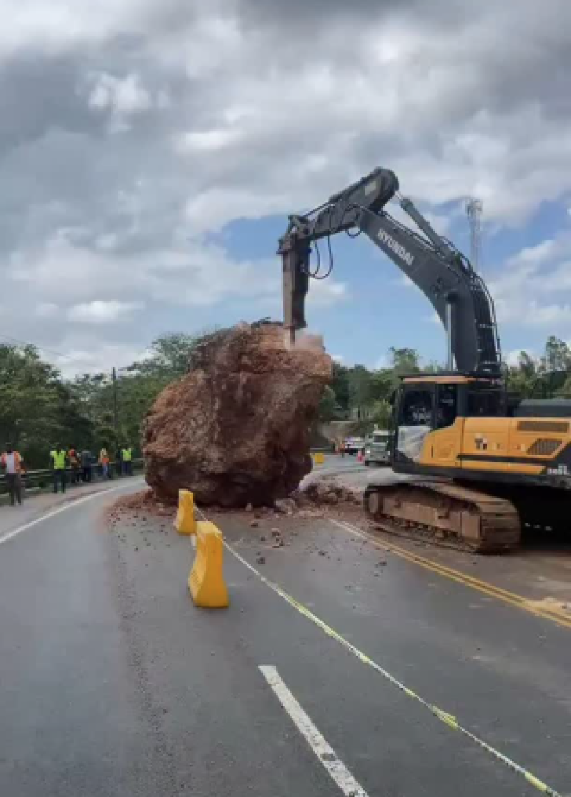 Demuelen roca que caída en carretera Juan Pablo II, próximo a Samaná