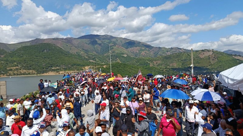 Protestan en multitud  contra proyecto minero en San Juan