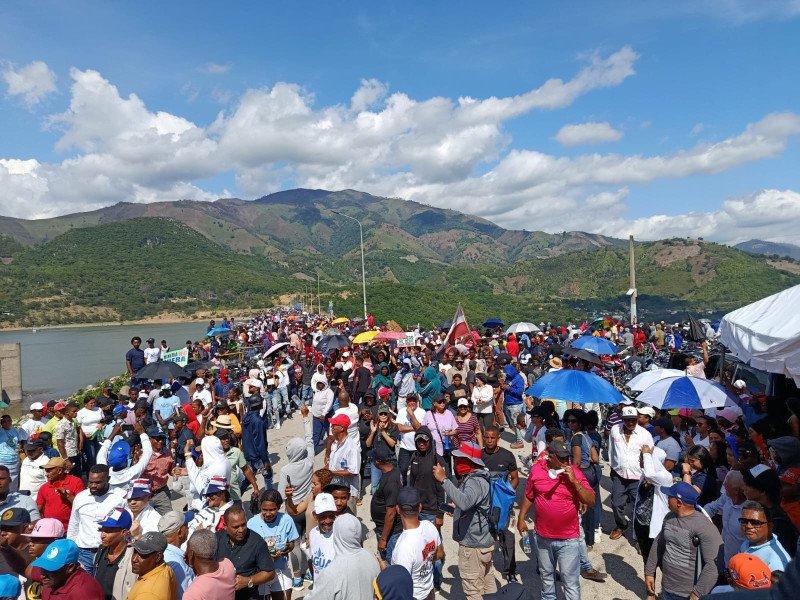 Protestan en multitud  contra proyecto minero en San Juan