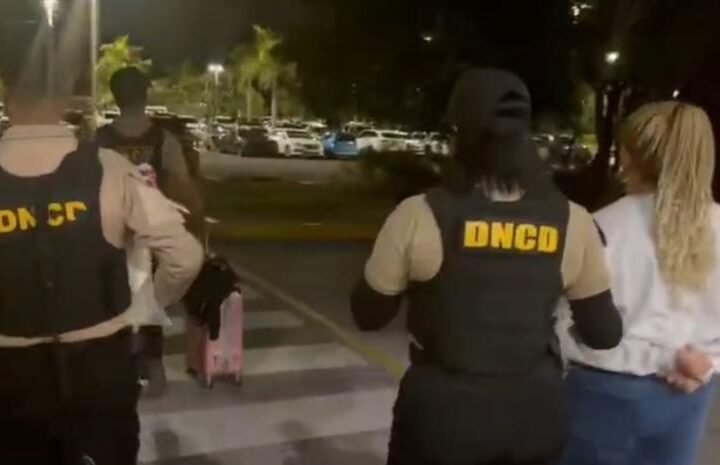 Atrapan un mujer en el Aeropuerto de Punta Cana con láminas de cocaína adheridas al cuerpo