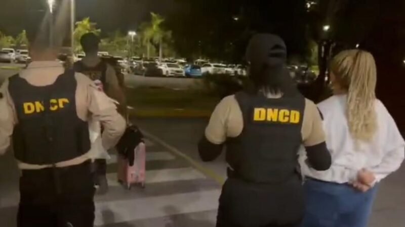 Atrapan un mujer en el Aeropuerto de Punta Cana con láminas de cocaína adheridas al cuerpo