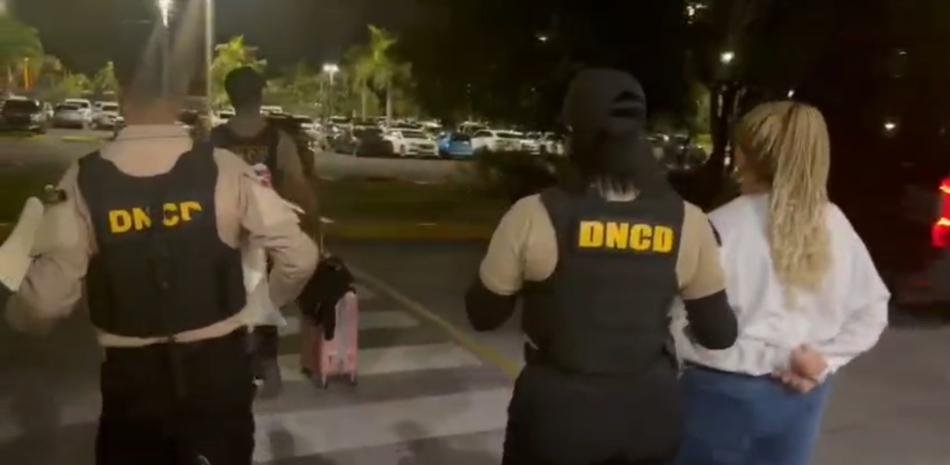Atrapan un mujer en el Aeropuerto de Punta Cana con láminas de cocaína adheridas al cuerpo