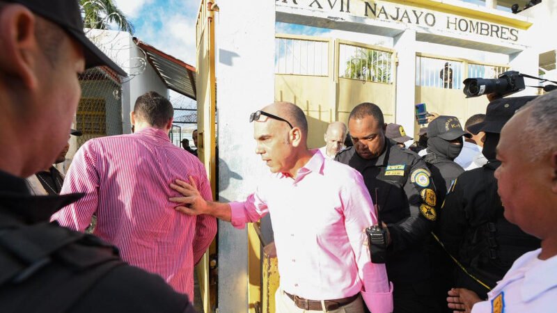 Mario Redondo Llenas sale de Najayo tras 30 años de encierro