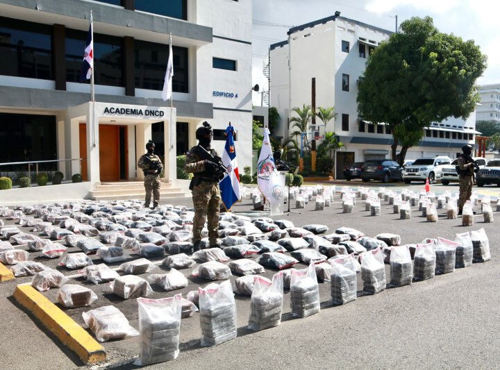 Incautan presunta droga y apresan a cuatro personas en costas de Pedernales
