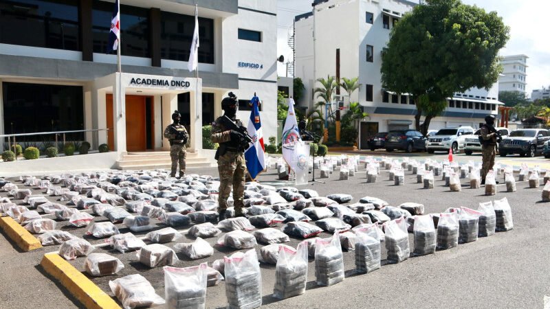 Incautan presunta droga y apresan a cuatro personas en costas de Pedernales