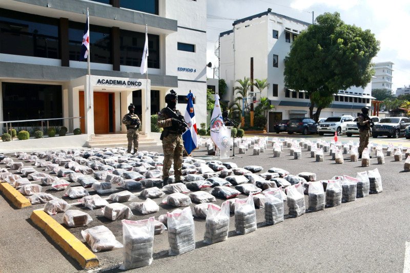 Incautan presunta droga y apresan a cuatro personas en costas de Pedernales