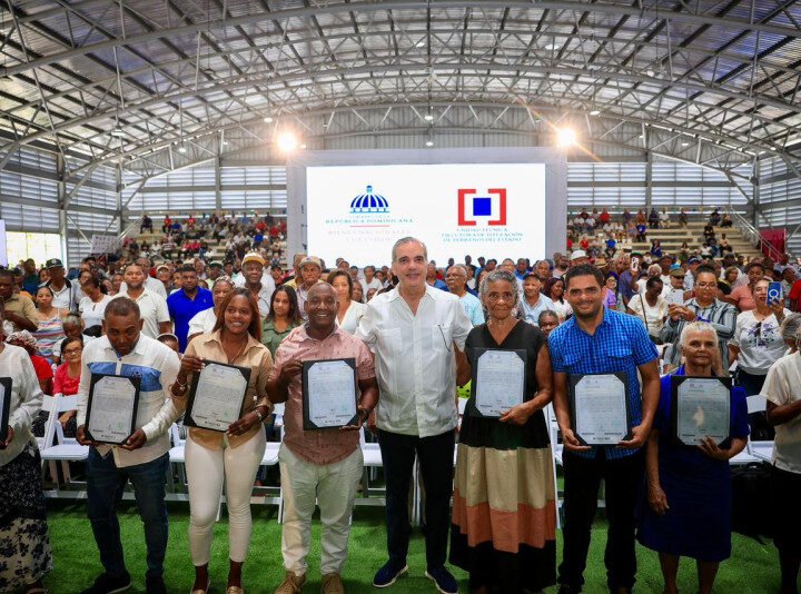 Entregan títulos y techados escolares en el Gran Santo Domingo