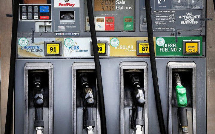 Congelan los precios de los combustibles