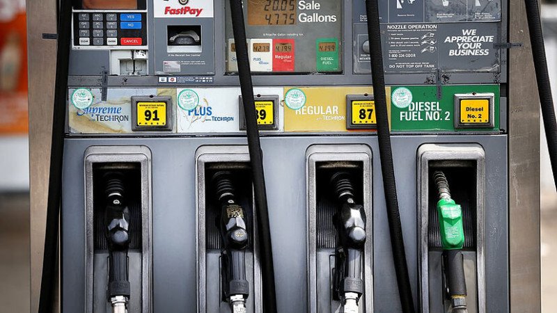Congelan los precios de los combustibles