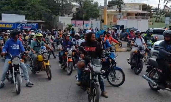 Motoristas protestan denunciando exclusión de subsidios y rechazo del doble casco