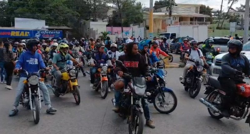 Motoristas protestan denunciando exclusión de subsidios y rechazo del doble casco