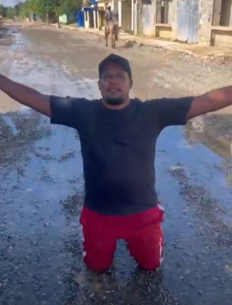 Arrodillado y pidiendo a Abinader que vaya a Pimentel a ver  las calles
