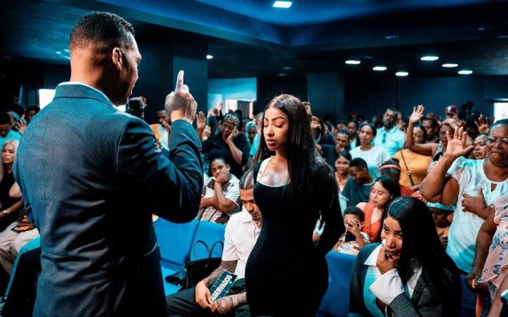 Influencers que se les ve en iglesias entregándose a Dios