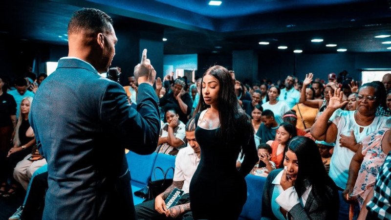 Influencers que se les ve en iglesias entregándose a Dios