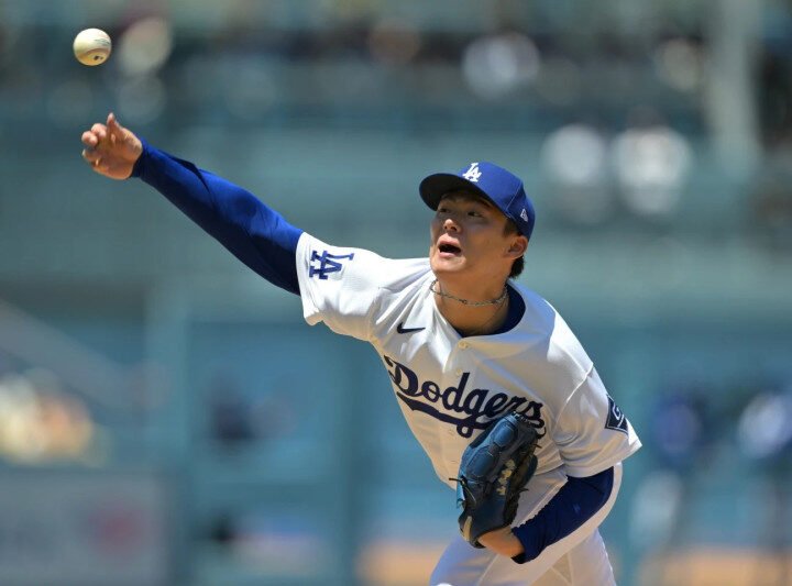 Yoshinobu Yamamoto poncha a 10 bateadores y los Dodgers se llevan la serie ante Filis