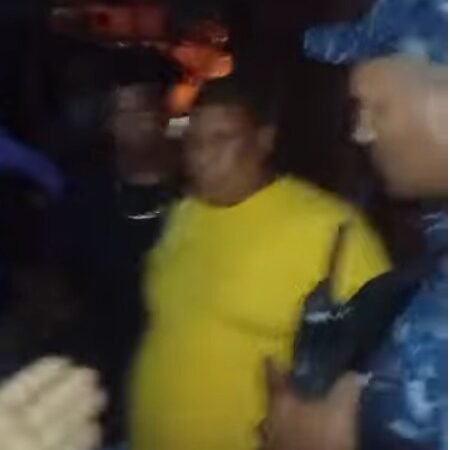 Policía interviene colmado en Herrera y esposan al propietario por vender comida