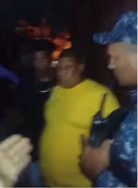 Policía interviene colmado en Herrera y esposan al propietario por vender comida