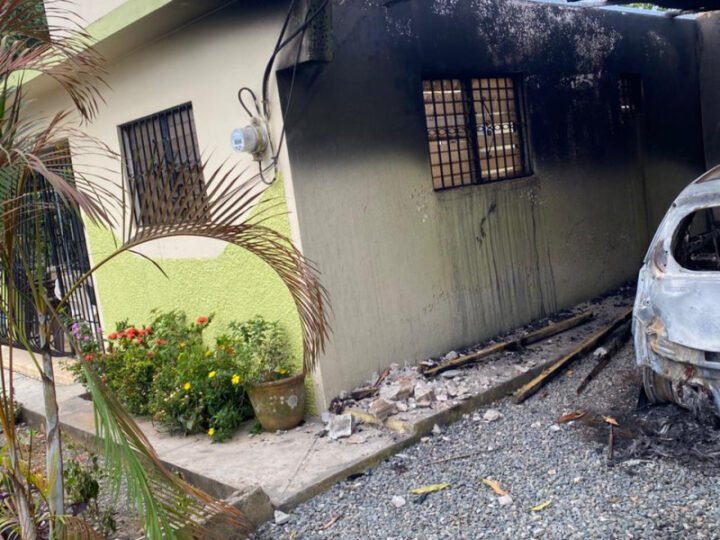 Un encapuchado pega fuego a vivienda en La Vega