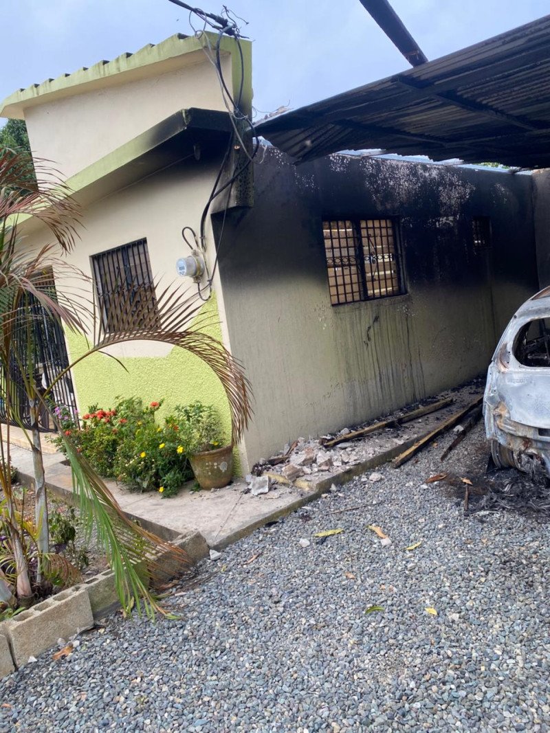 Un encapuchado pega fuego a vivienda en La Vega