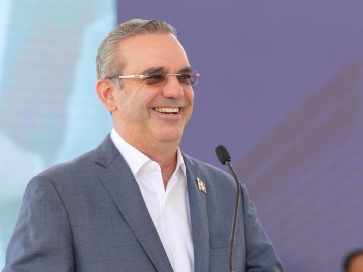 Abinader viaja a Panamá para atraer inversiones en zonas francas