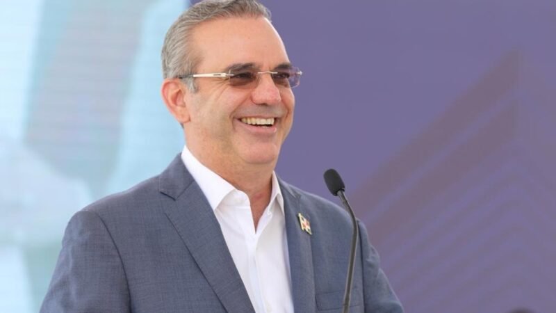 Abinader viaja a Panamá para atraer inversiones en zonas francas