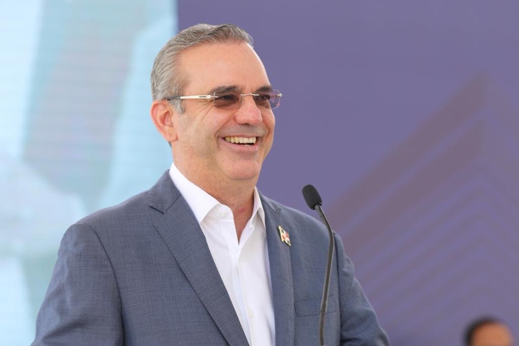 Abinader viaja a Panamá para atraer inversiones en zonas francas