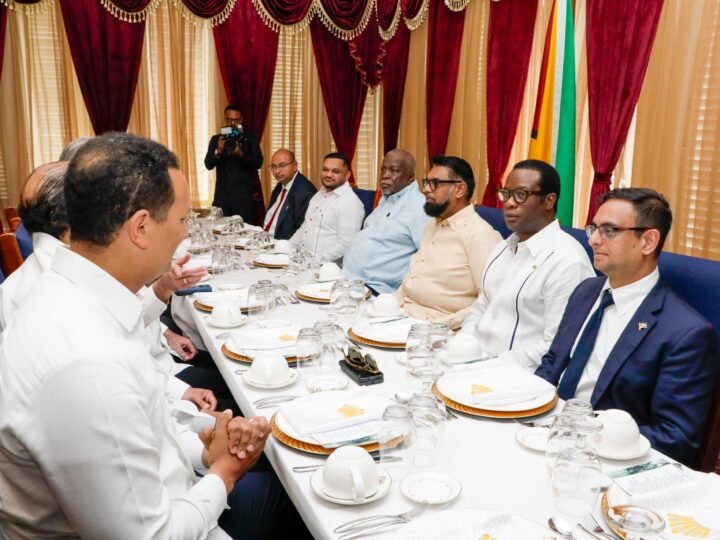 Abinader llega a Guyana y se reúne con presidente Mohamed Irfaan Alí