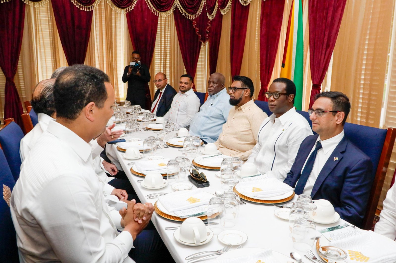 Abinader llega a Guyana y se reúne con presidente Mohamed Irfaan Alí