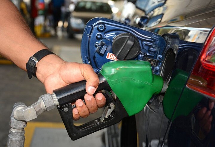 Suben gasolinas y  gasoil