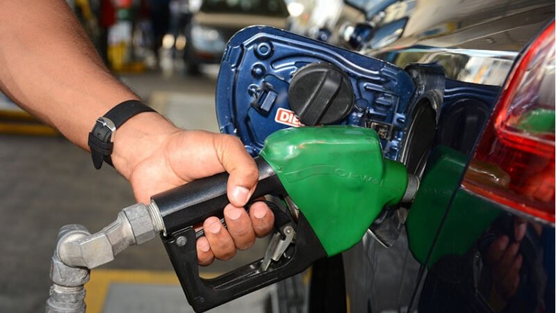 Suben gasolinas y  gasoil