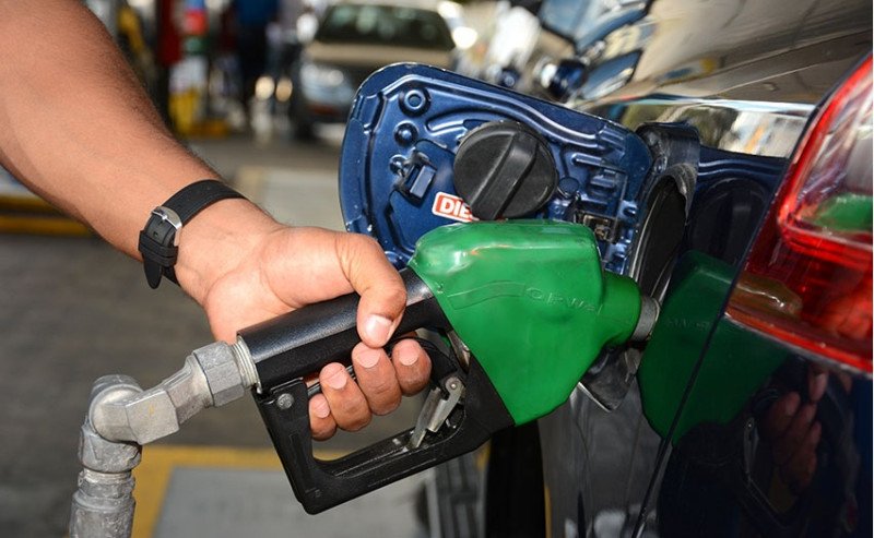 Suben gasolinas y  gasoil