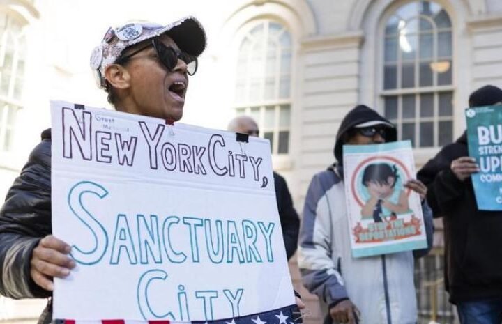 Prohíben al gobierno Trump detener migrantes en los juzgados