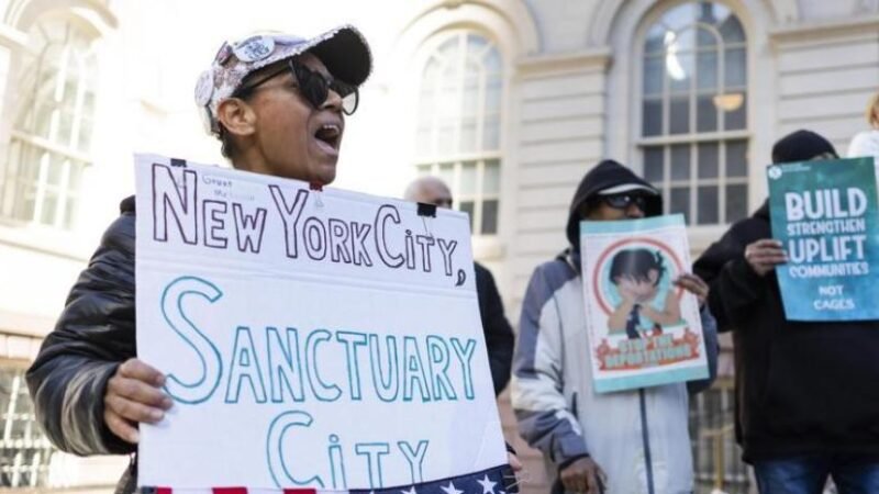 Prohíben al gobierno Trump detener migrantes en los juzgados
