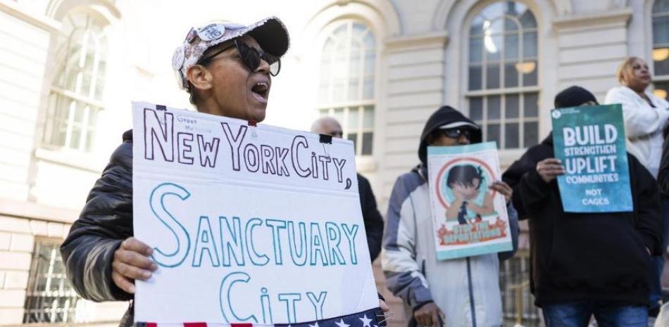 Prohíben al gobierno Trump detener migrantes en los juzgados