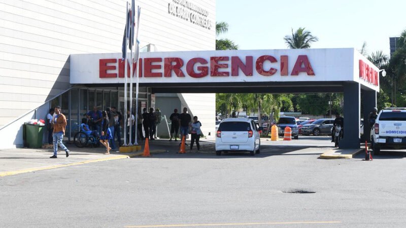 En la emergencia del Hospital del Darío Contreras, hombre entra y le quita la vida a una mujer y hiere a otra