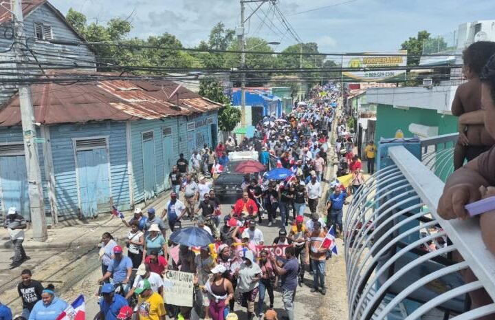 Barahona marcha en defensa del medioambiente y por obras para el suroeste