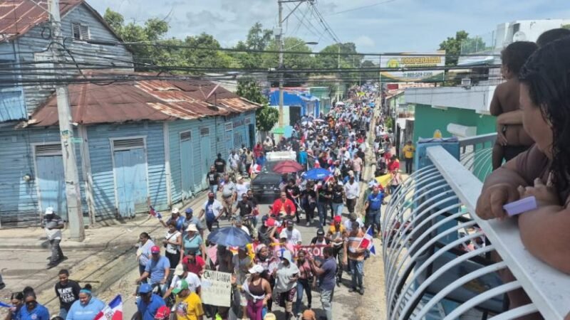 Barahona marcha en defensa del medioambiente y por obras para el suroeste