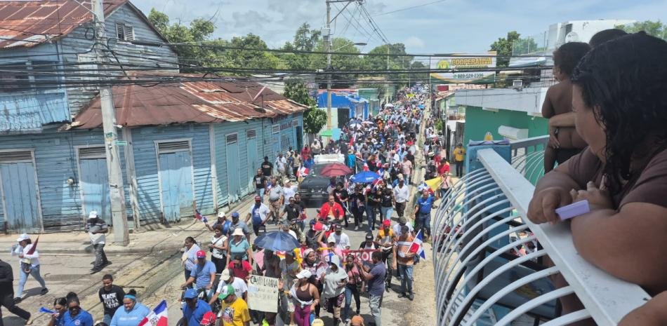 Barahona marcha en defensa del medioambiente y por obras para el suroeste