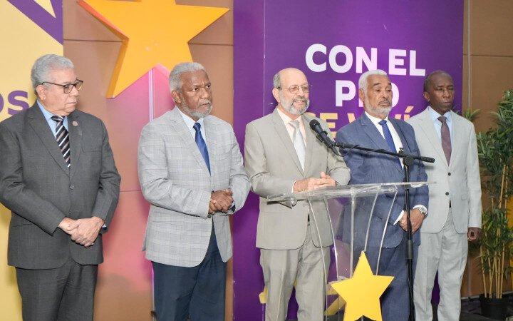 El calzado escolar que licita el Inabie para nuevo año escolar es de baja calidad, dice el PLD
