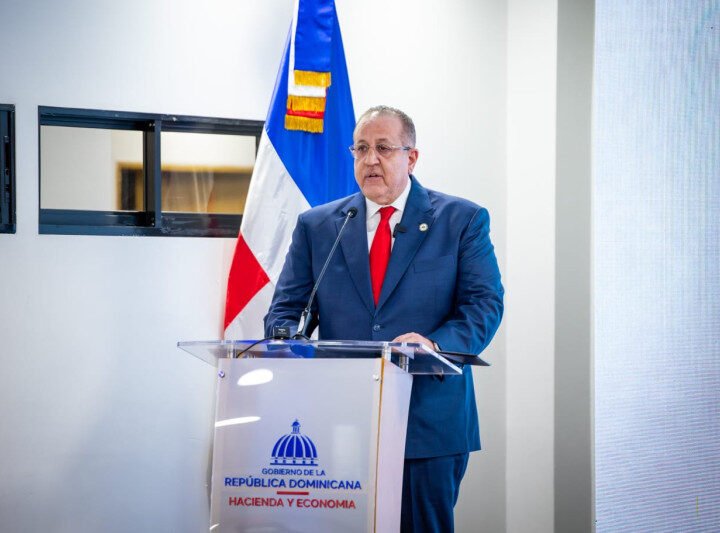 Magín Díaz dice que paquete de medidas fiscales sigue en marcha pese acuerdo Irán y EE.UU.