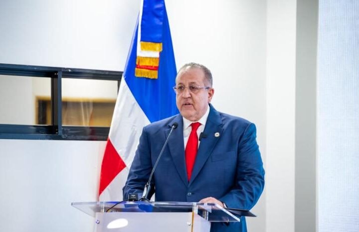 Sacaran a quienes no deberían recibir beneficios del Gobierno, dice Magín Díaz