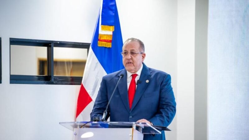 Sacaran a quienes no deberían recibir beneficios del Gobierno, dice Magín Díaz