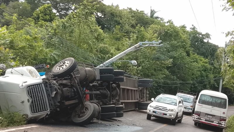 Accidentes de tránsito dejan pérdidas millonarias a Edenorte por daños a postes y redes eléctricas